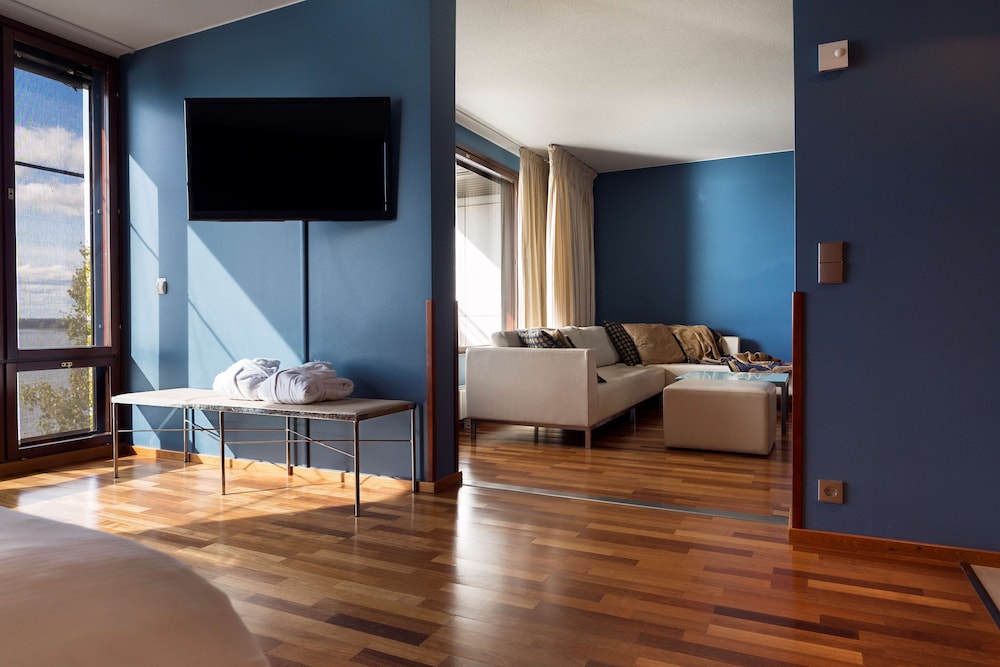 Suite, 1 King Bed, Balcony, Sea View - Photo 2