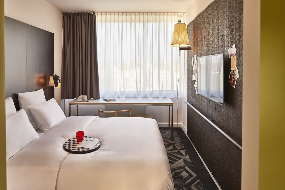 Room, 1 King Bed (Medium Mama)