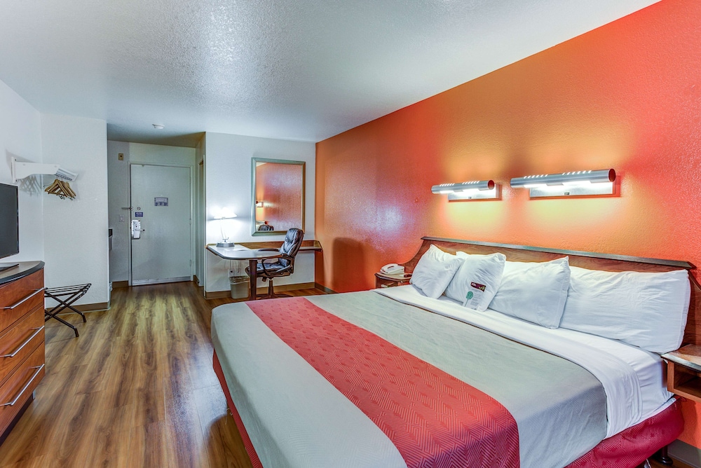 Deluxe Room, 1 King Bed, Non Smoking - Photo 2