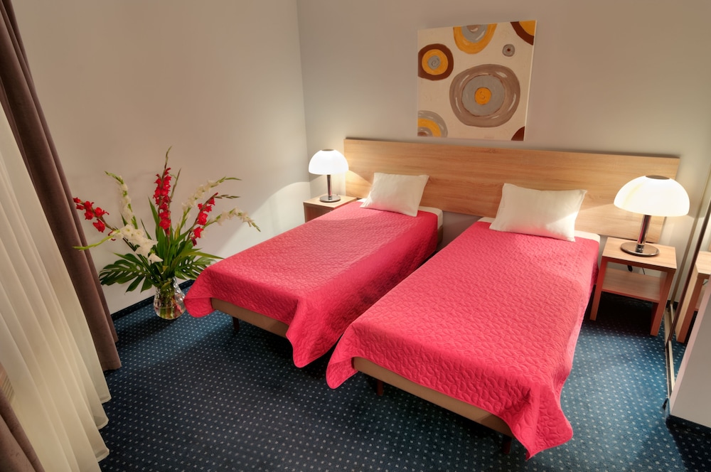 Standard Double or Twin Room - Photo 12
