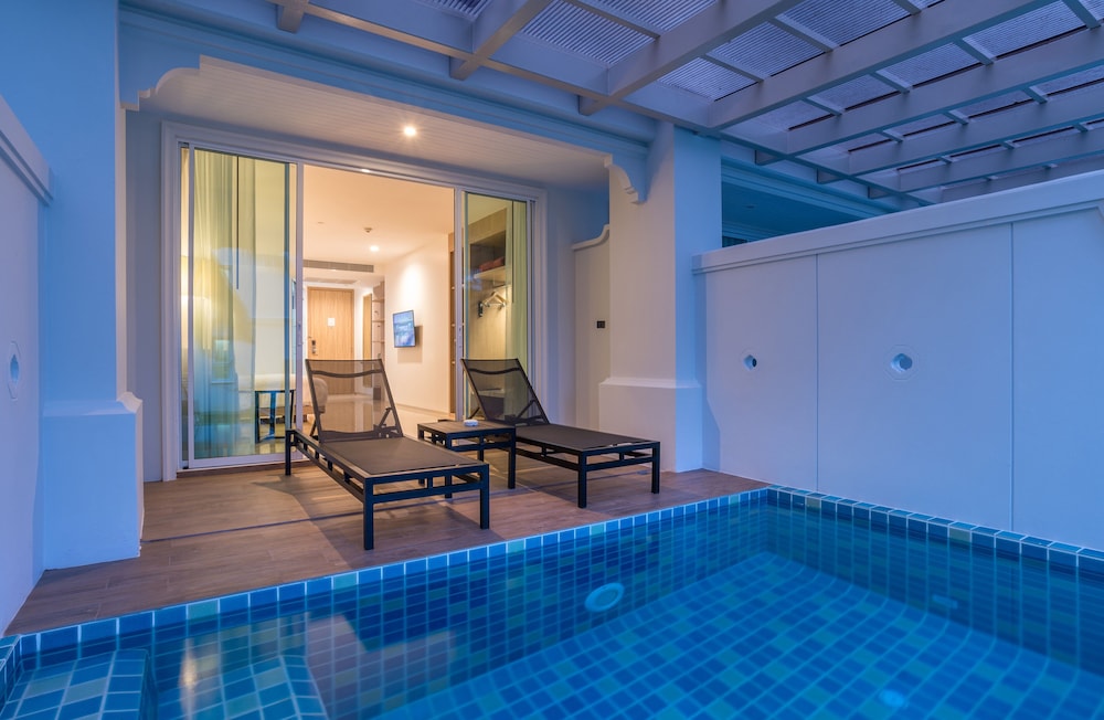 Deluxe Room, 1 King Bed, Terrace (Premium Deluxe Pool) photo 3