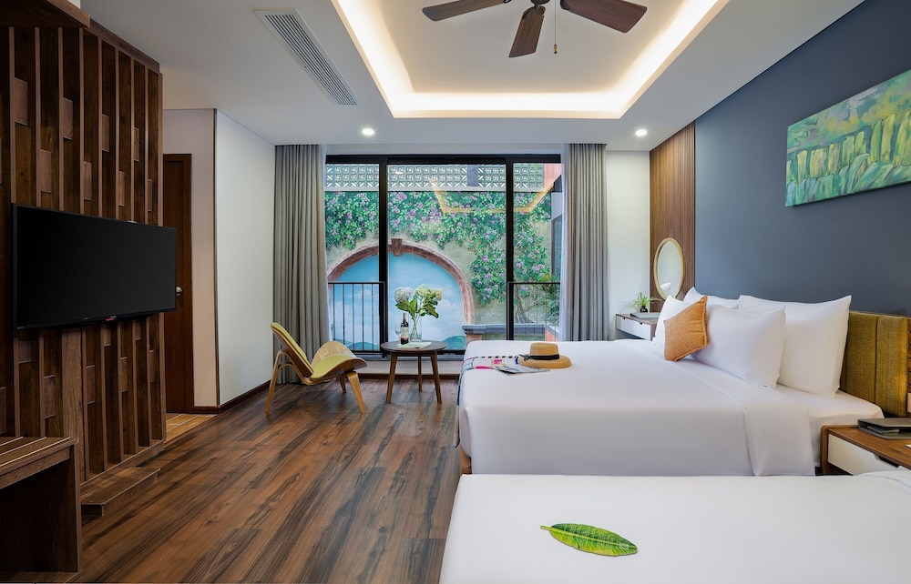 Deluxe Triple Room with Pool View - Photo 6