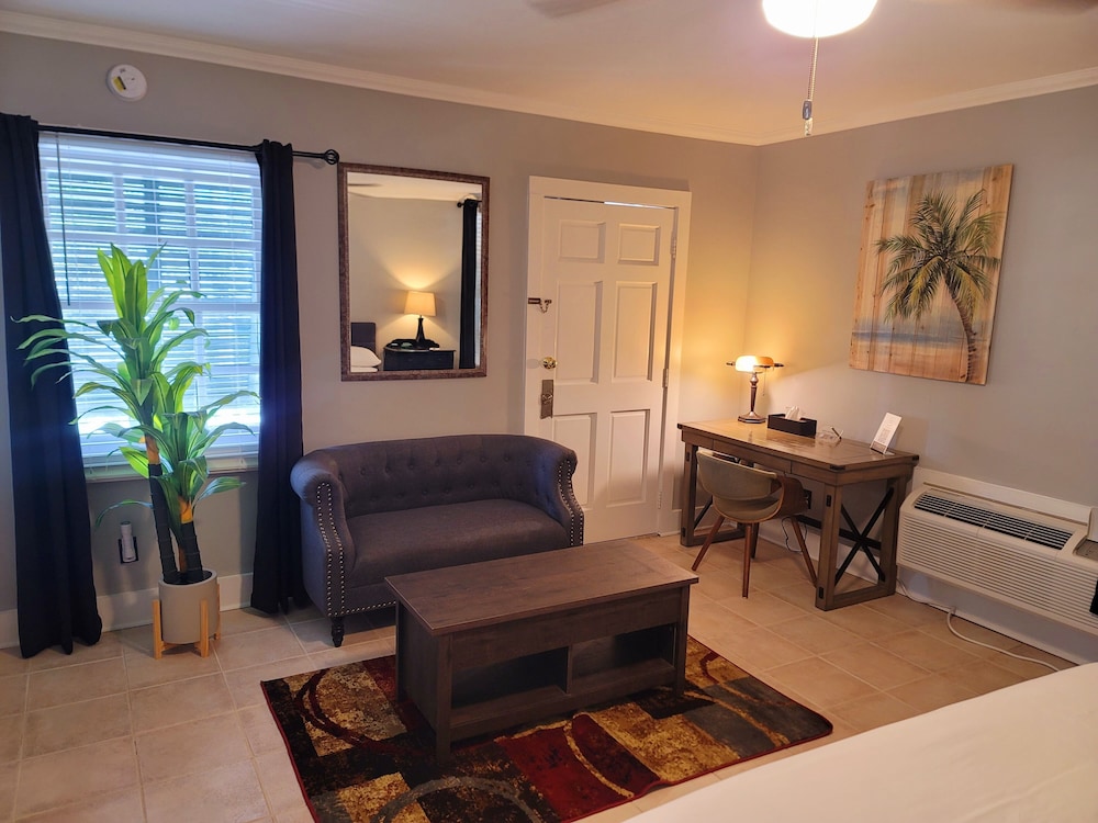 Room 22 - Standard - King Bed - Adults Only 21+