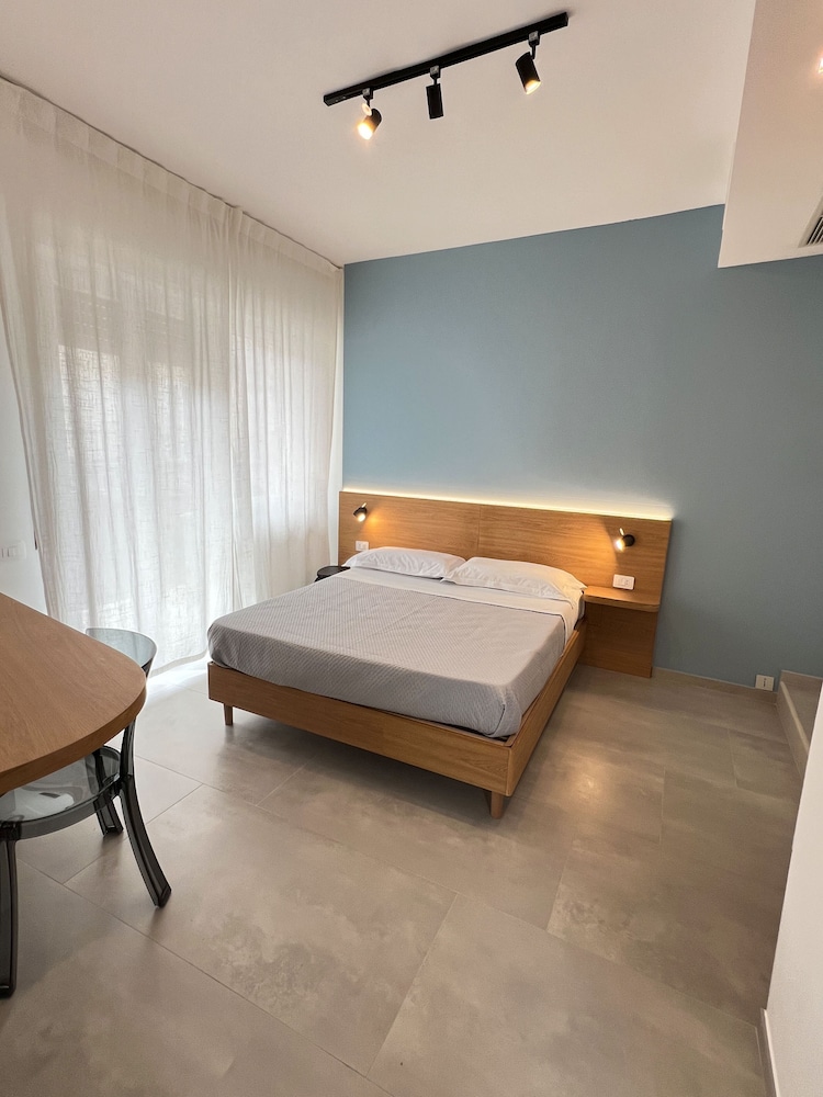 Room, Balcony