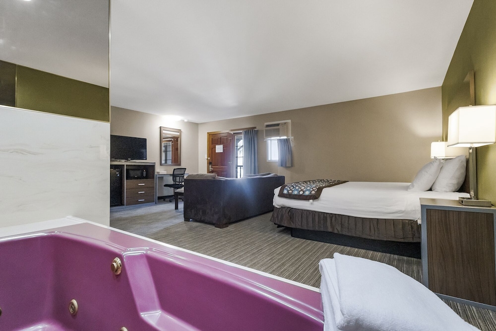 Deluxe Suite, 1 King Bed, Non Smoking, Jetted Tub - Photo 1