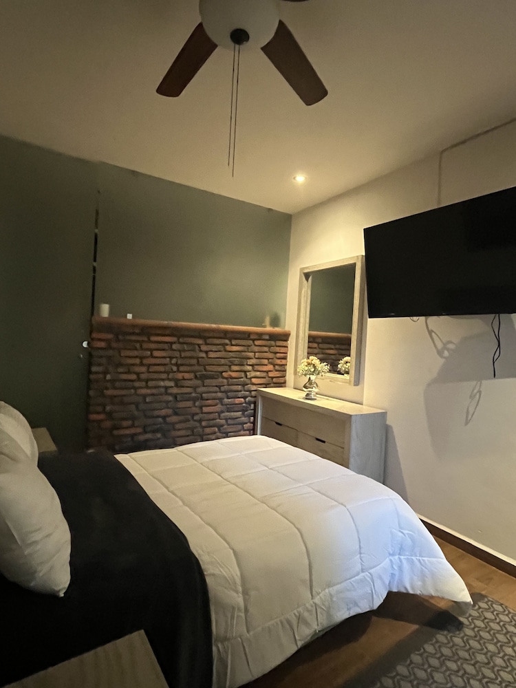 Basic Room, 1 Queen Bed, Ensuite