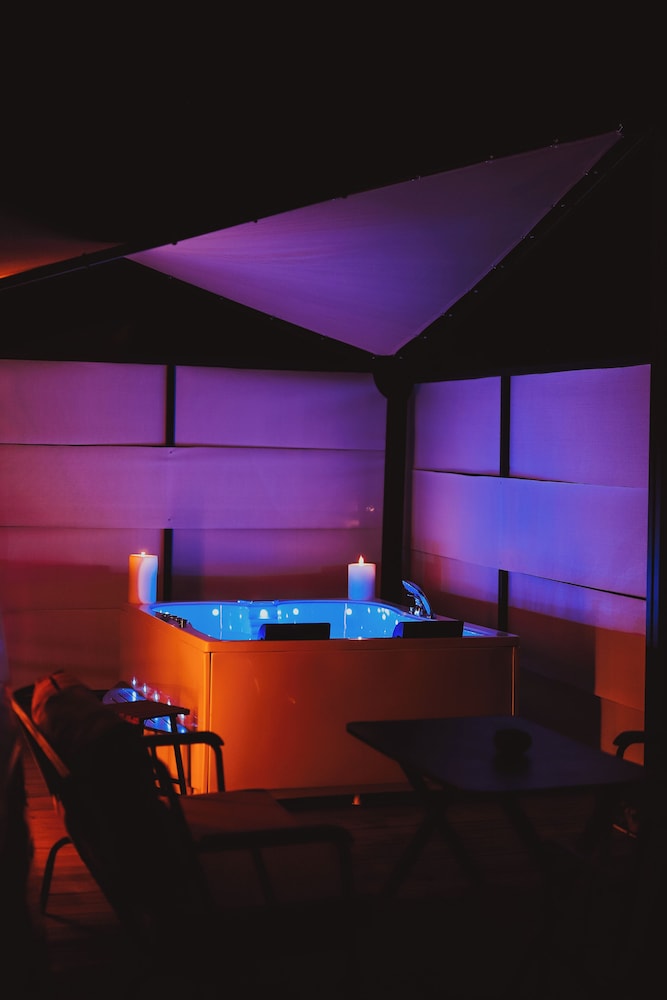 Premium Tent, Hot Tub