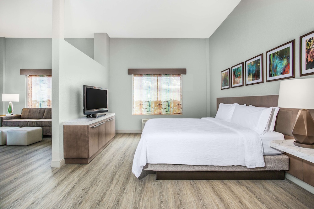 Junior Suite, 1 King Bed, Balcony (Premium) photo 1