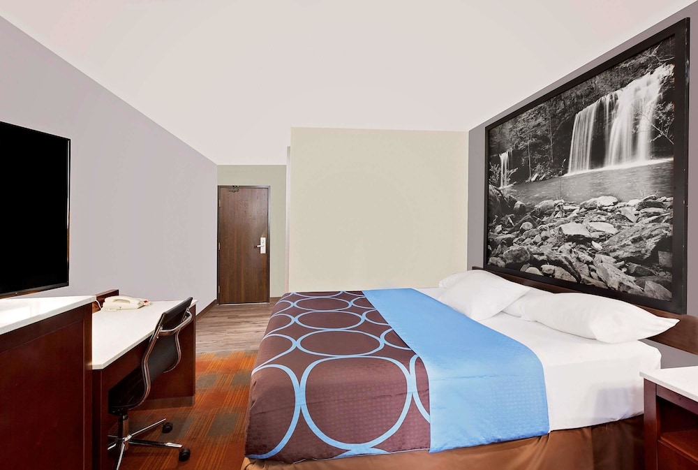 Upgraded, Standard Room, 1 King Bed, Refrigerator photo 3