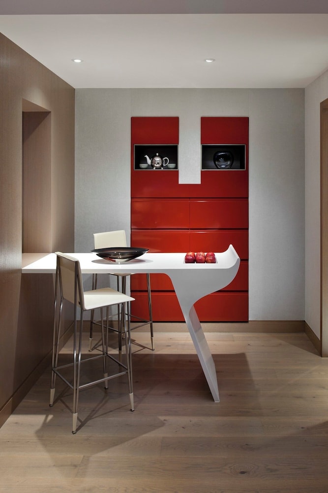 Couture Suite, Suite