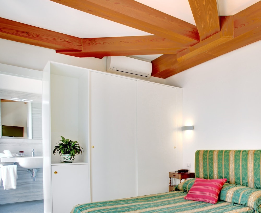 Suite, 2 Bedrooms, 2 Bathrooms, Canal View photo 3