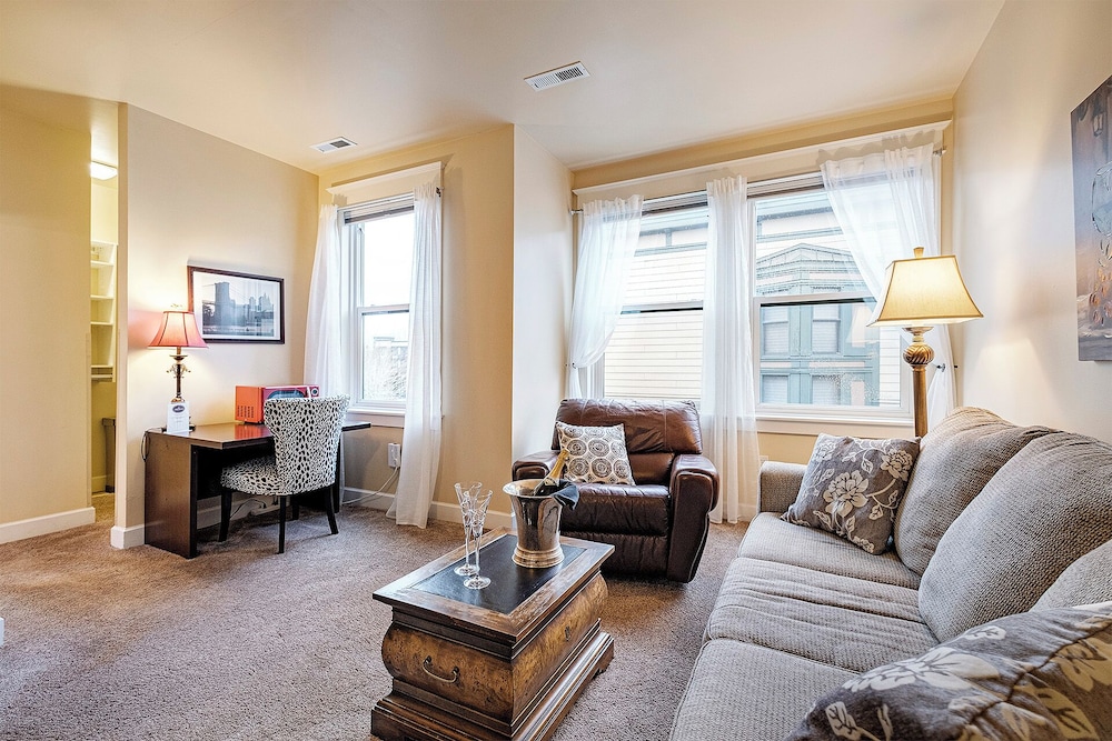 Manor Queen Suite C4 photo 3