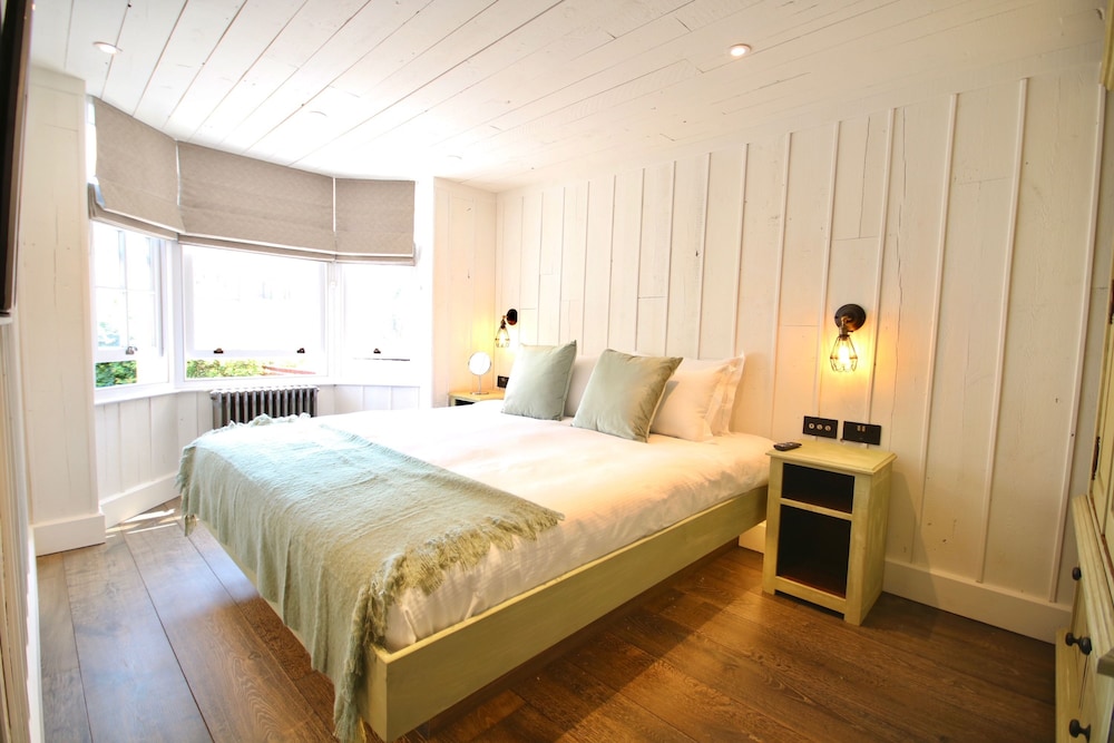 Luxury Double Room, 1 King Bed, Non Smoking, Private Bathroom photo 1