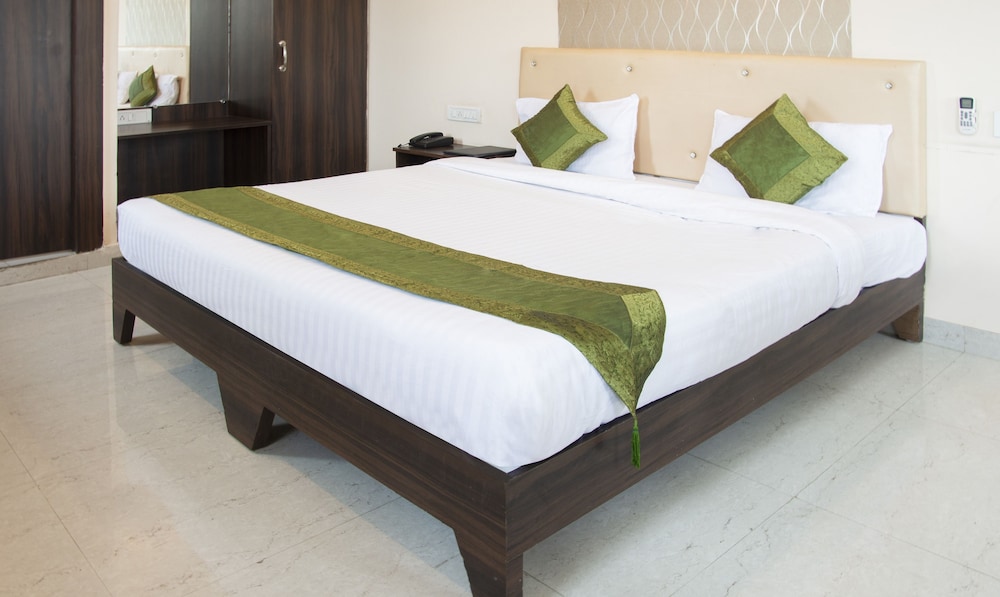 Deluxe Room, 1 King Bed photo 1