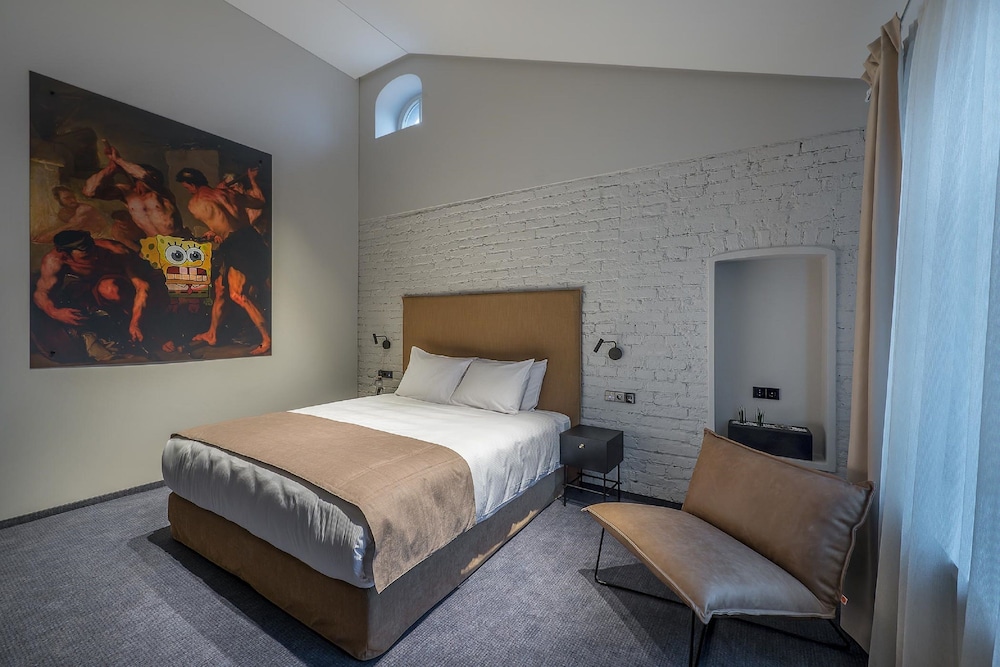Standard Double or Twin Room (single use)