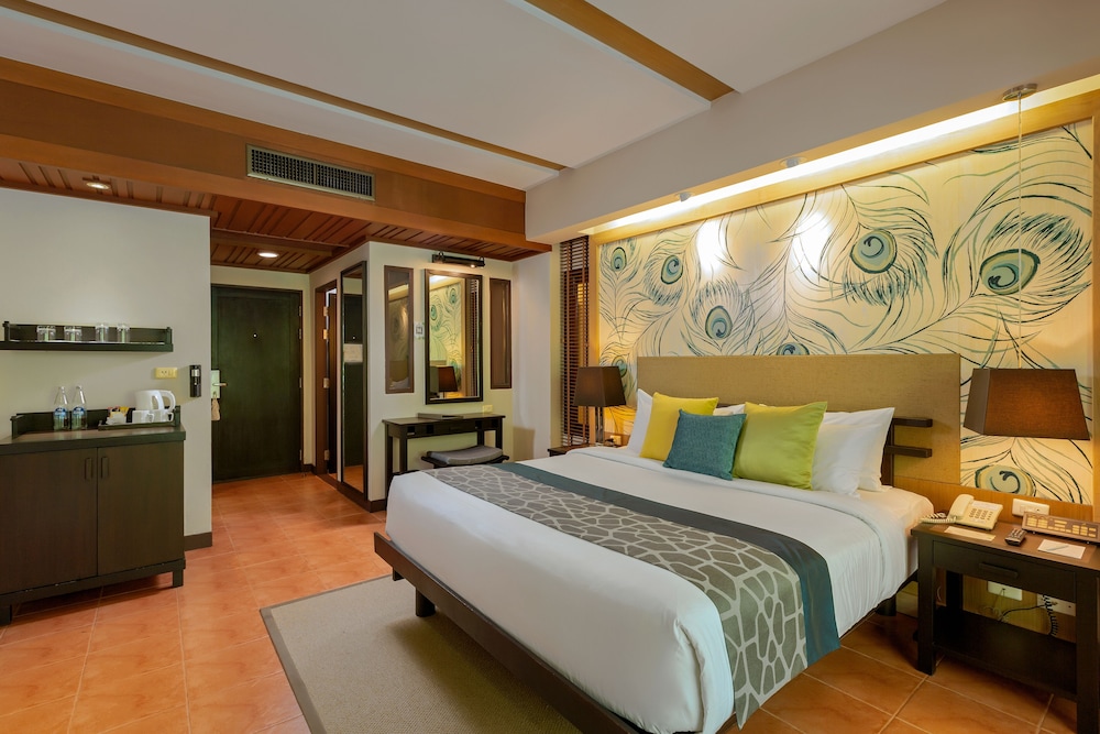 Garden Pool Access Room - Photo 2