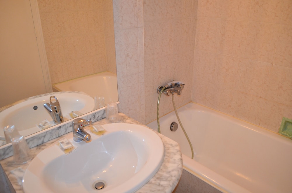 Twin Room - Photo 3