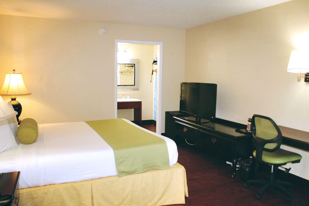 Standard Suite, 1 King Bed (2nd Floor, Stair Access Only) photo 2
