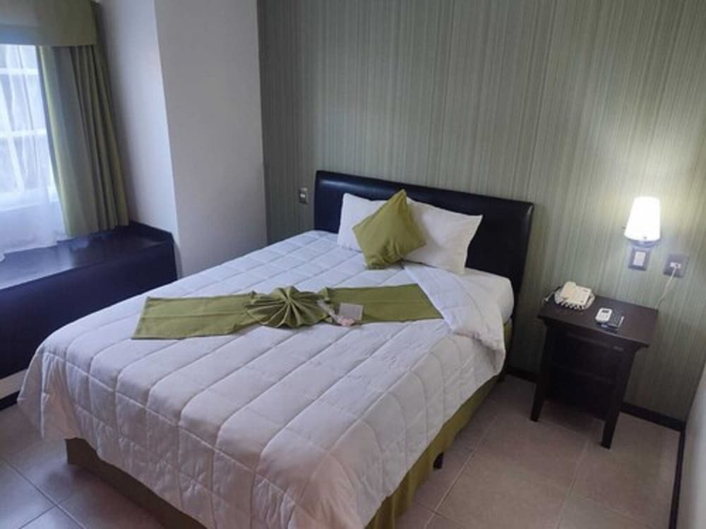 Standard Room, 1 Queen Bed photo 2