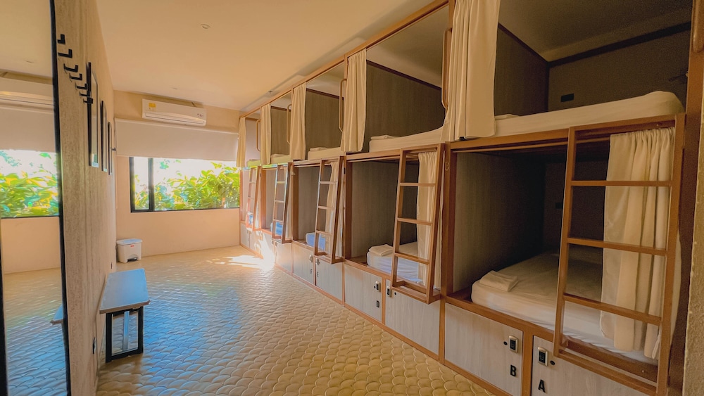 Shared Dormitory, Mixed Dorm (5 Bunk Beds, 10 People)