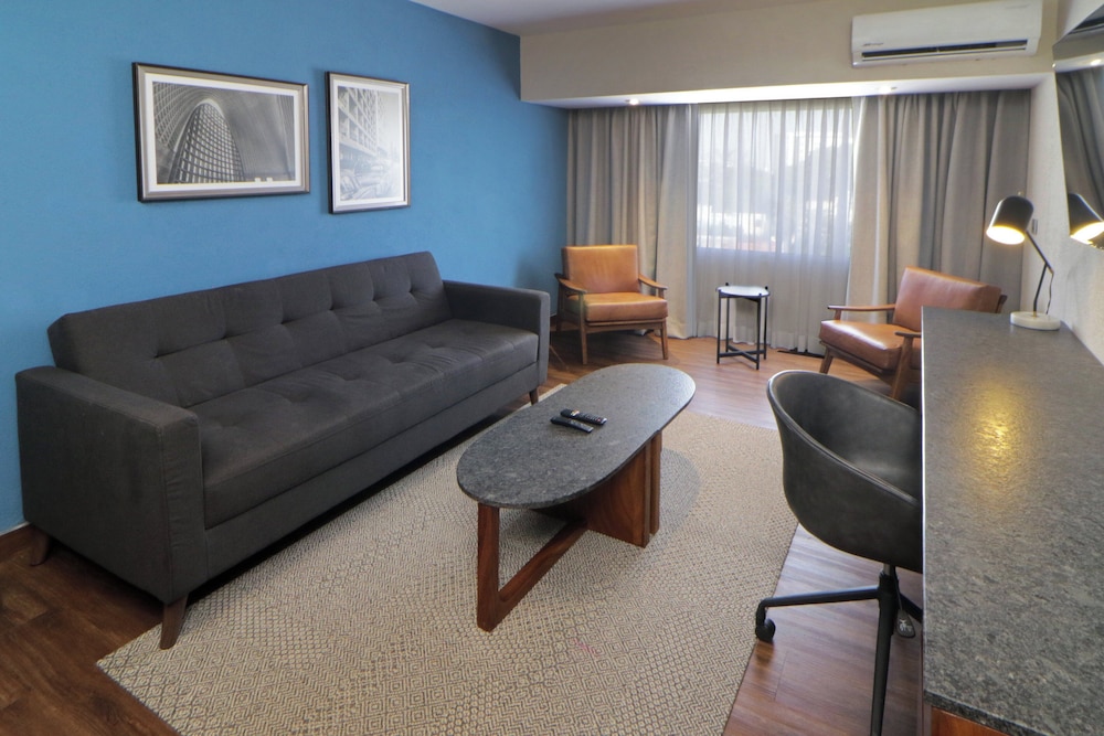 Suite - Photo 3