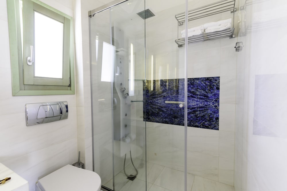 Honeymoon Suite, Jetted Tub - Photo 17
