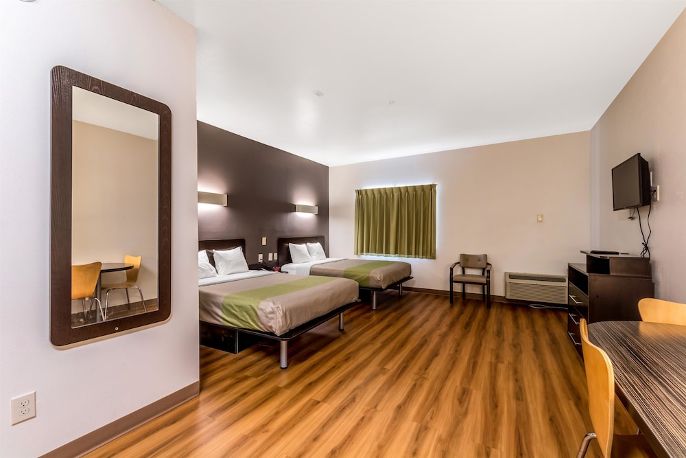 Deluxe Room, Multiple Beds, Non Smoking