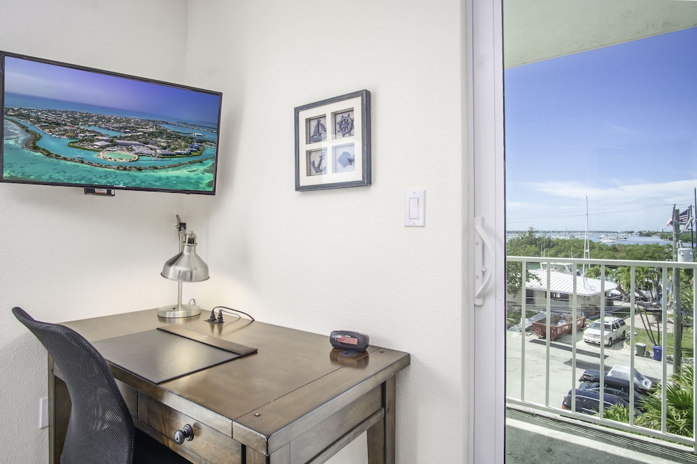 Suite, 1 Bedroom, Balcony, Bay View (King) - Photo 11