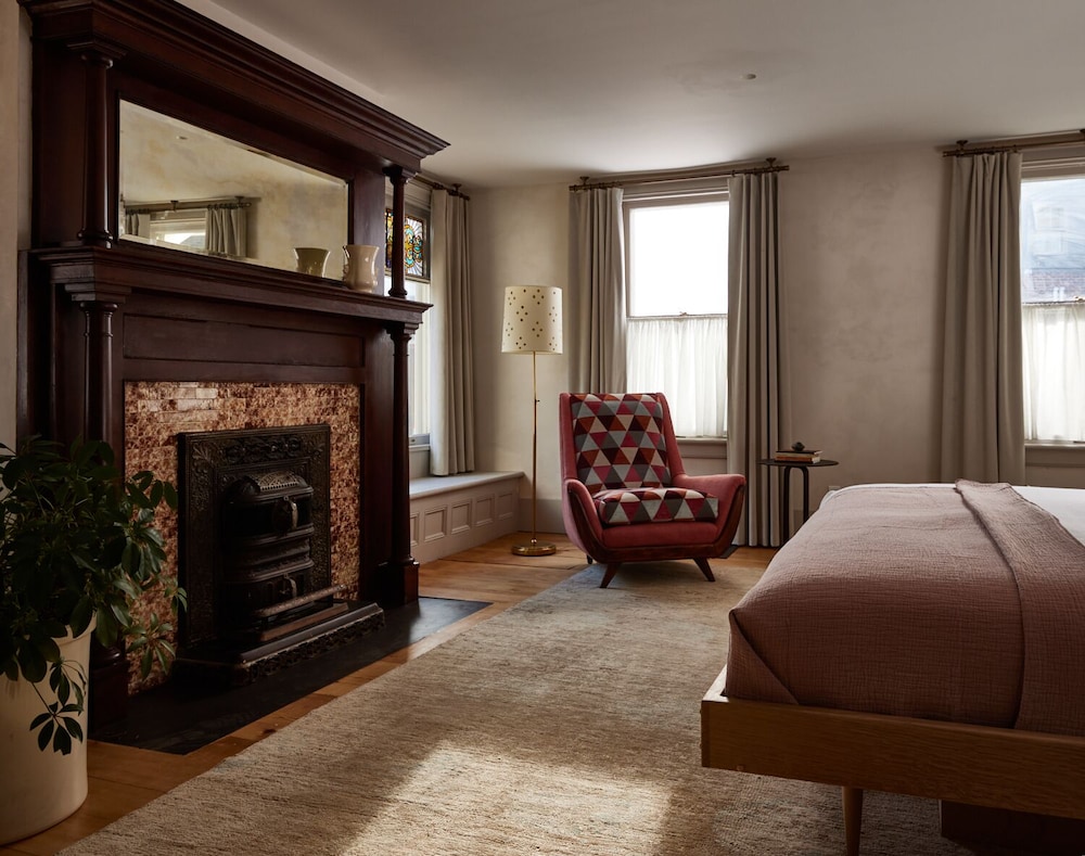 John St Luxury King W/ Fireplace