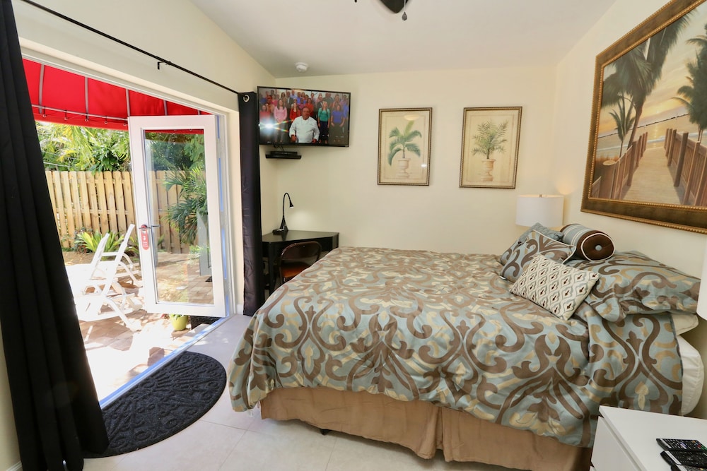 Premium Room, 1 Queen Bed, Non Smoking, Pool View (Poolside Queen Room 3)