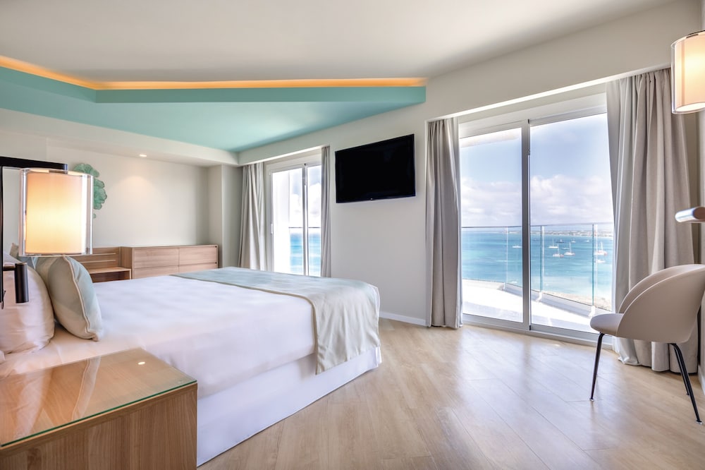 Suite, Oceanfront (B2c-Can)
