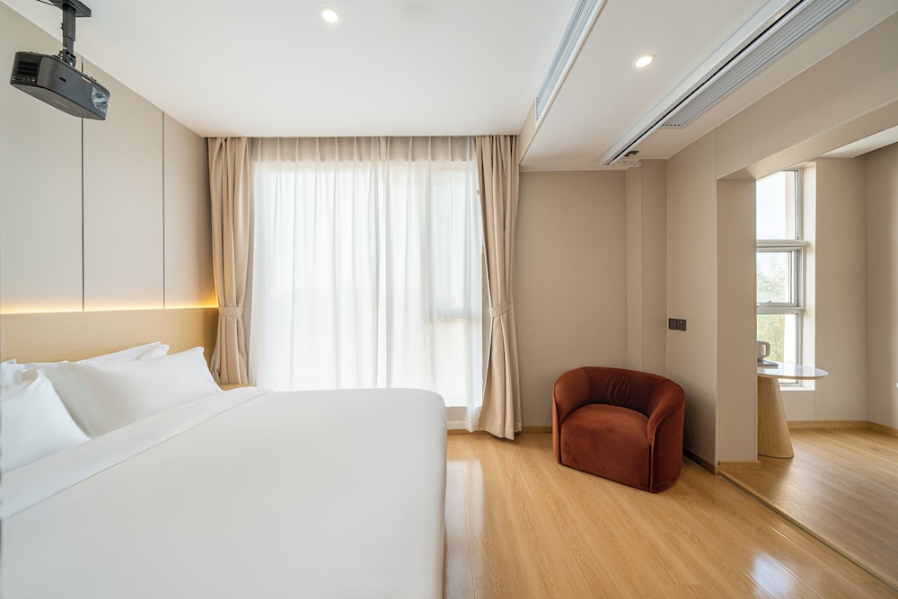 Signature Double Room, Courtyard View