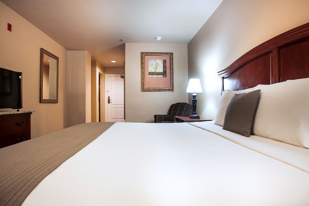 Room, 1 King Bed, Balcony - Photo 3