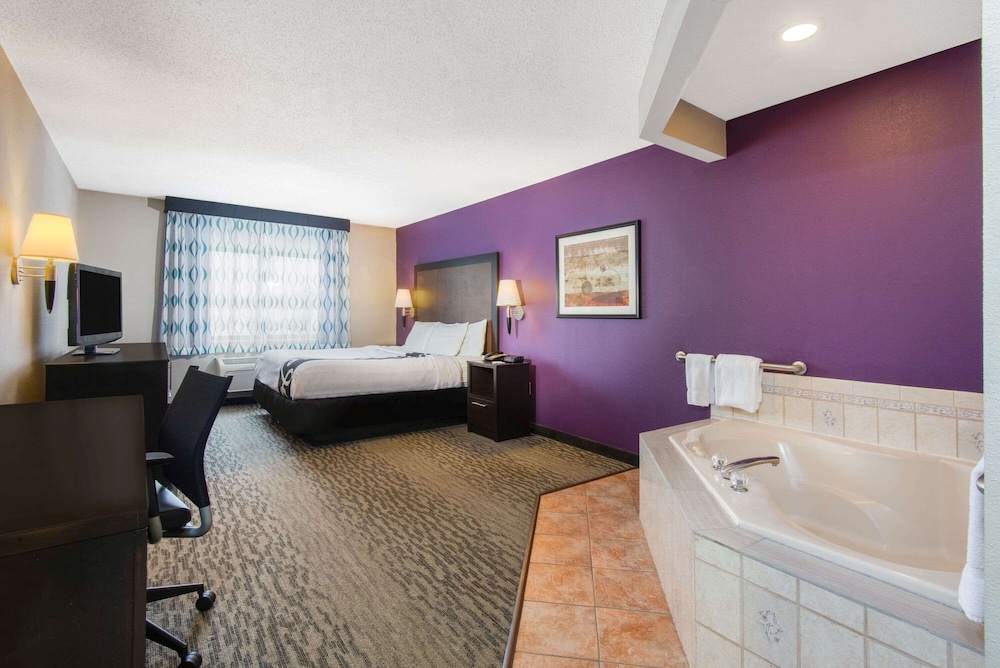 Deluxe Suite, 1 King Bed, Non Smoking - Photo 3