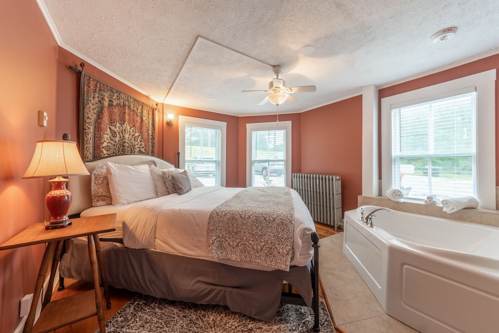 Romantic Suite, 1 Queen Bed, Jetted Tub - Adults Only