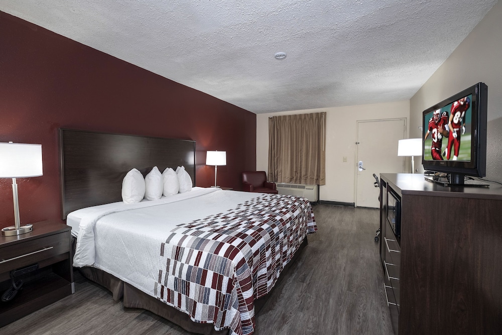 Deluxe Room, 1 King Bed, Smoking photo 3