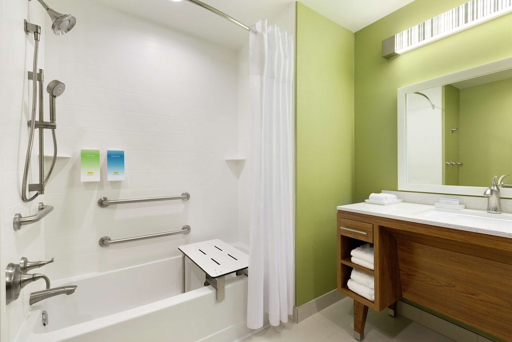 Studio, 1 Queen Bed, Accessible, Bathtub