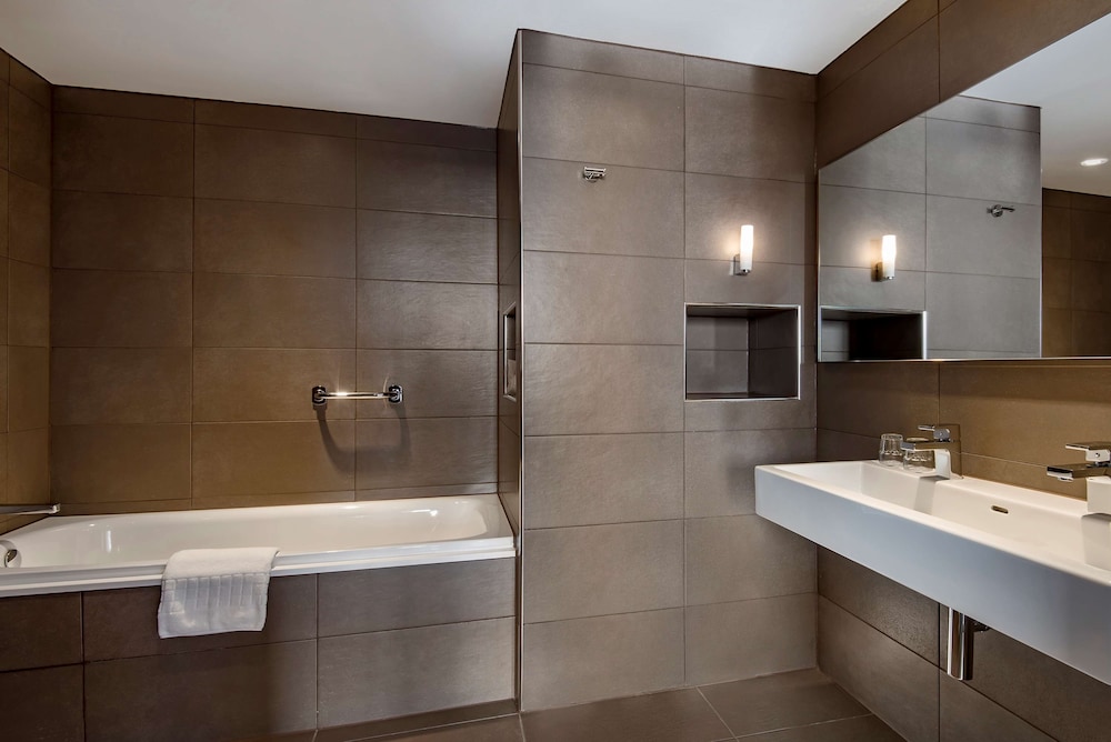 Suite, 1 Bedroom (Runway View) - Photo 13