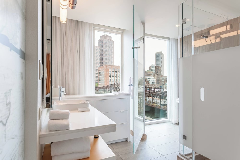 Junior Suite, 1 King Bed, Harbor View, Corner thumbnail 6