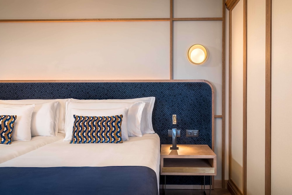 Deluxe Room - Photo 10