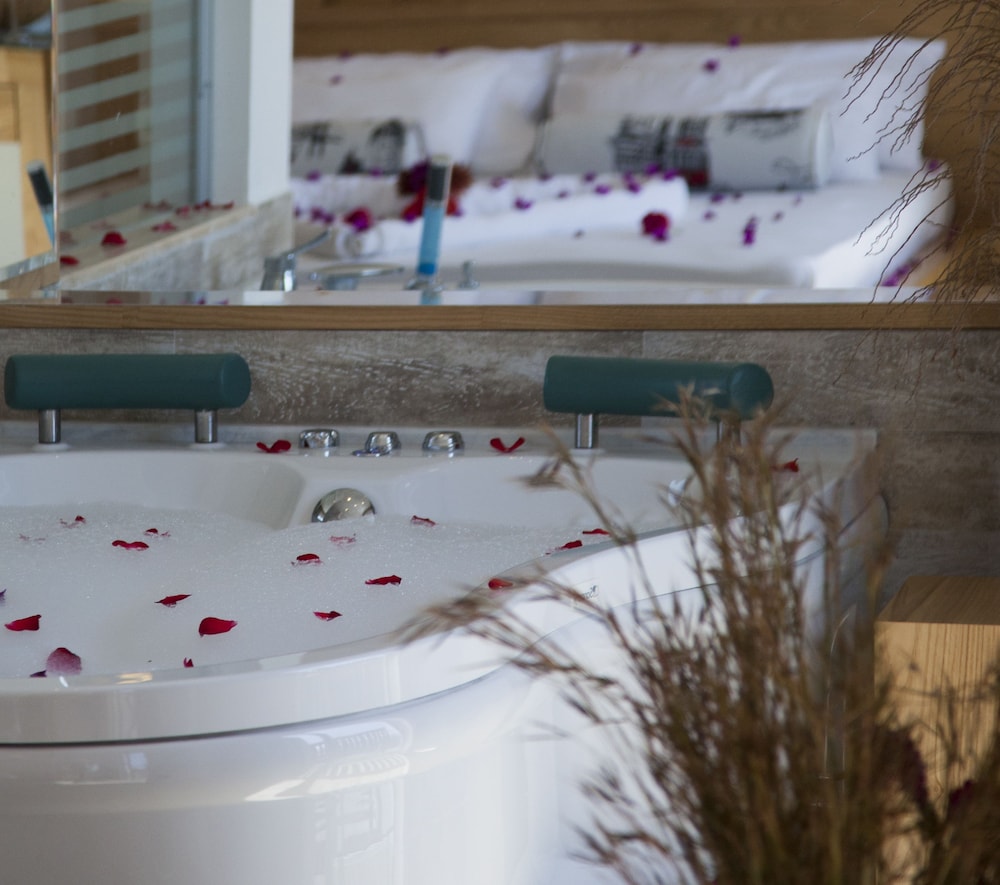 Honeymoon Room, 1 Double Bed, Jetted Tub, Sea View photo 3