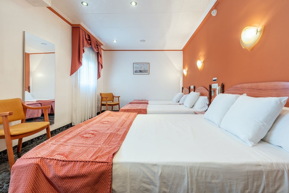 Family Quadruple Room - Photo 1