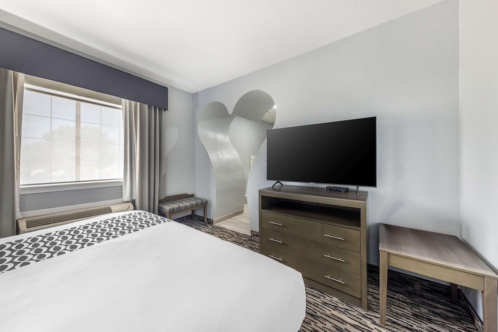 Suite, 1 King Bed with Sofa bed, Non Smoking, Jetted Tub (with Sofabed) - Photo 3