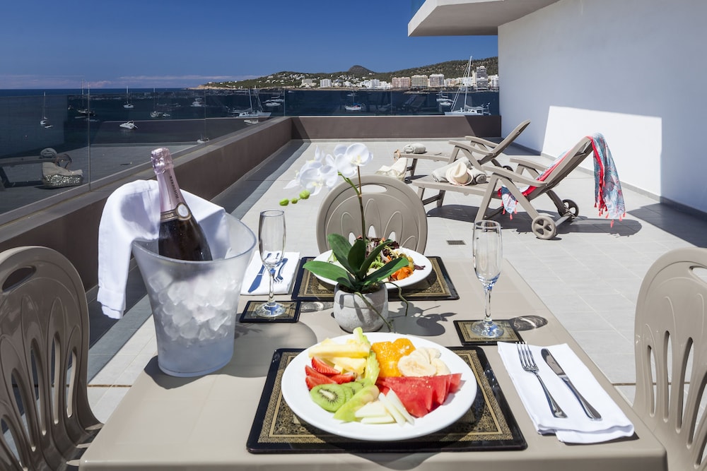 Suite Junior con Vista Parcial al Mar (4 Adultos)