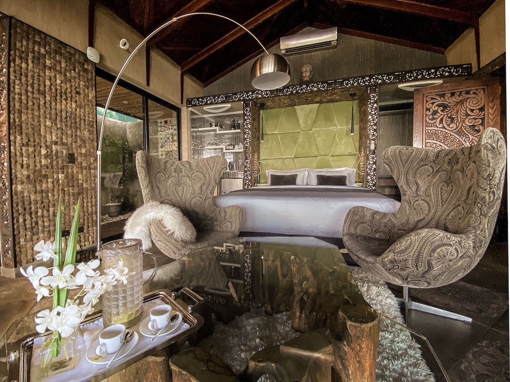 Pacific Jacuzzi Suite
