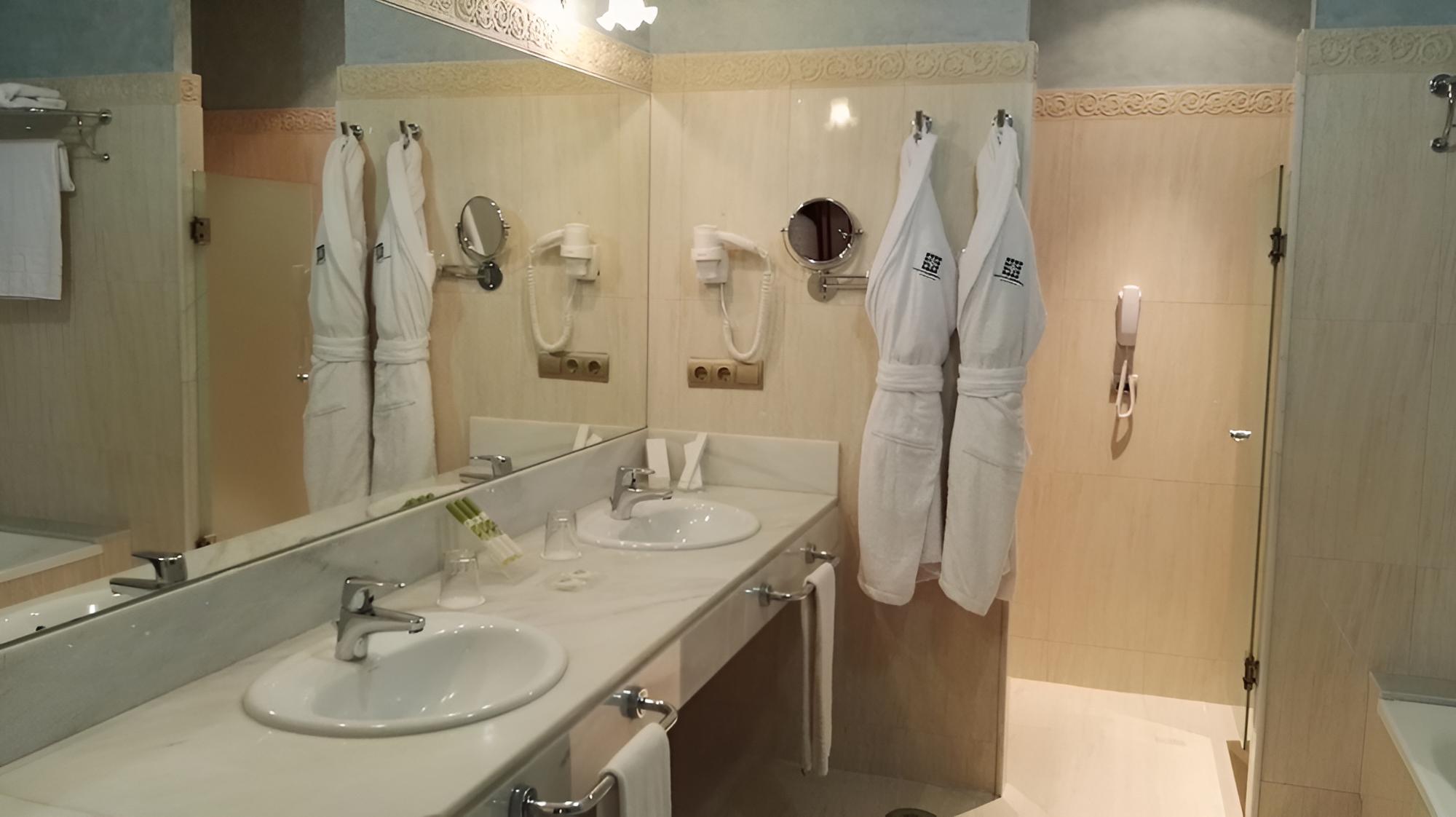 Standard Double or Twin Room photo 3