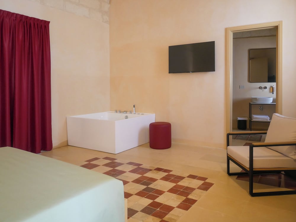 Luxury Room, Balcony, City View photo 3