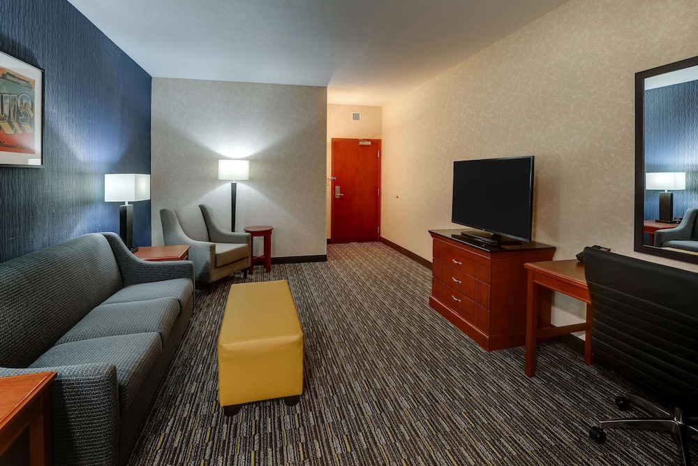 Suite, 1 King Bed, Refrigerator & Microwave (Upper Floor, 2 rooms) photo 2