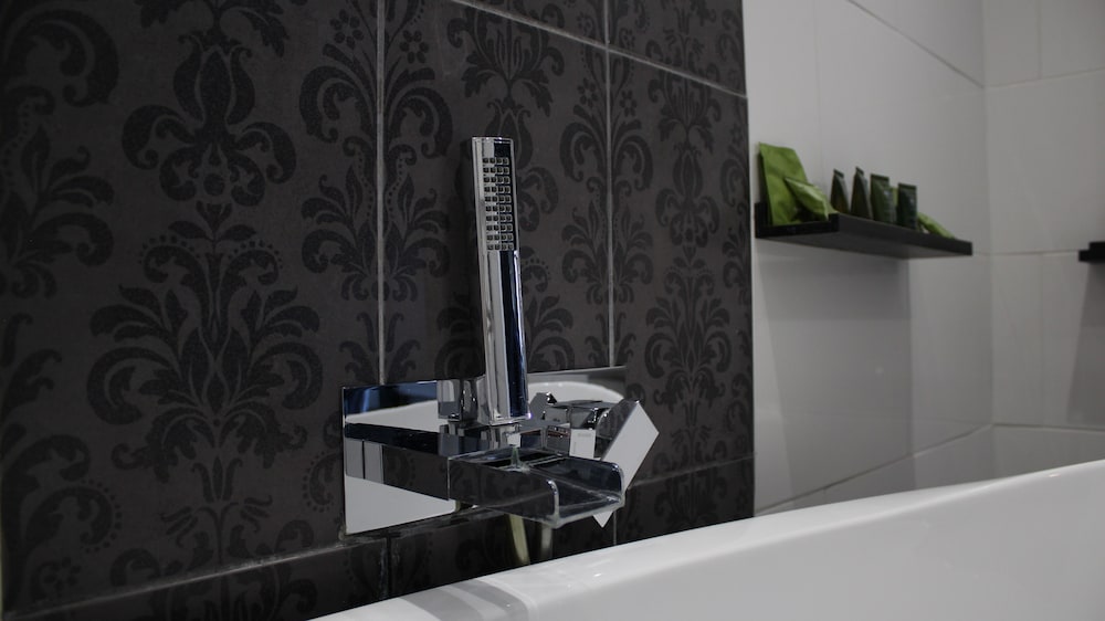Suite, Ensuite (Master) - Photo 4