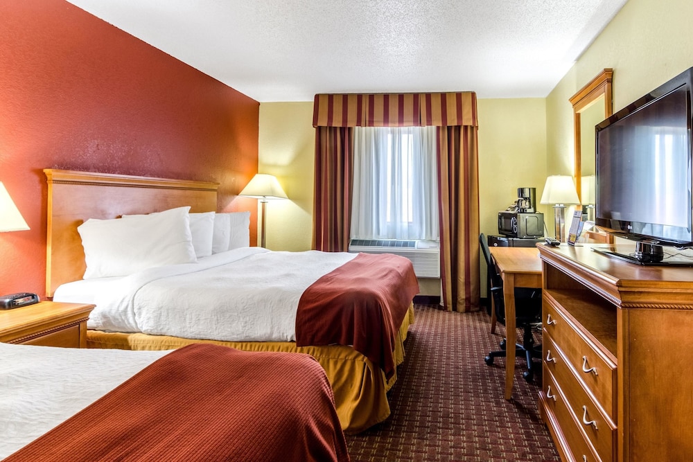 Standard Room, 2 Queen Beds, Smoking - Photo 1